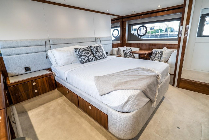 MANHATTAN 2019 66' 0" SUNSEEKER