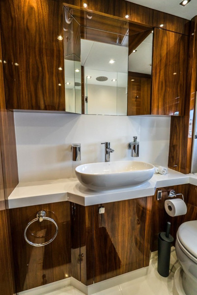 MANHATTAN 2019 66' 0" SUNSEEKER