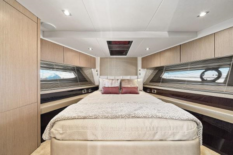 MANHATTAN 2018 52' 0" SUNSEEKER