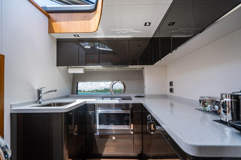 PREDATOR 2019 57' 0" SUNSEEKER