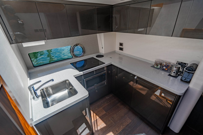 PREDATOR 2019 57' 0" SUNSEEKER