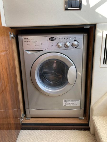 MANHATTAN 63 2012 69' 1" SUNSEEKER