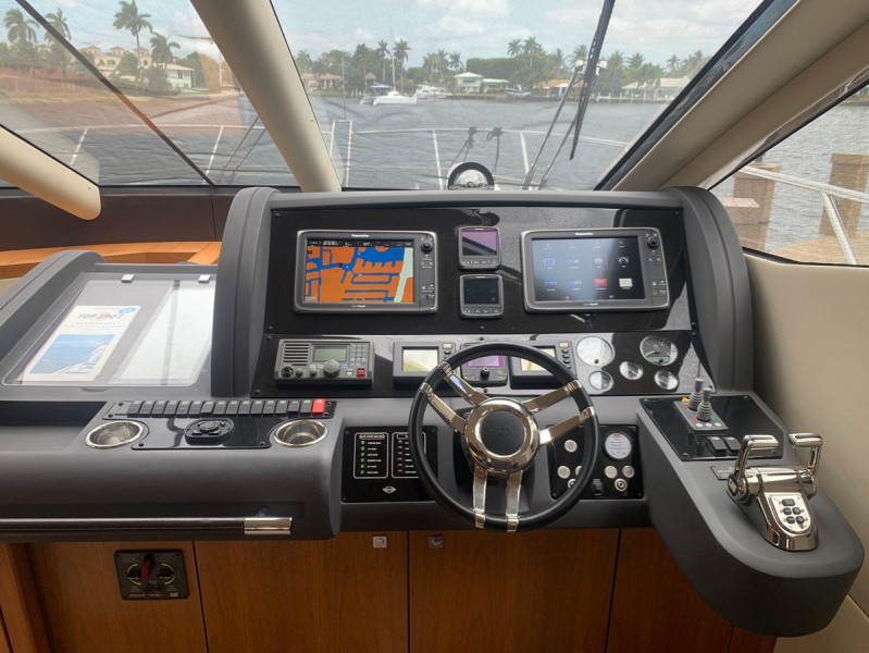 MANHATTAN 63 2015 69' 0" SUNSEEKER