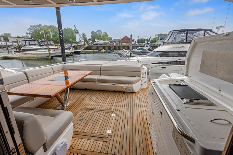 PREDATOR 68 2015 68' 0" SUNSEEKER