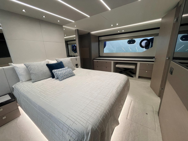 76 YACHT 2019 77' 5" SUNSEEKER