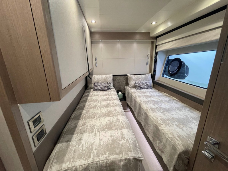 76 YACHT 2019 77' 5" SUNSEEKER