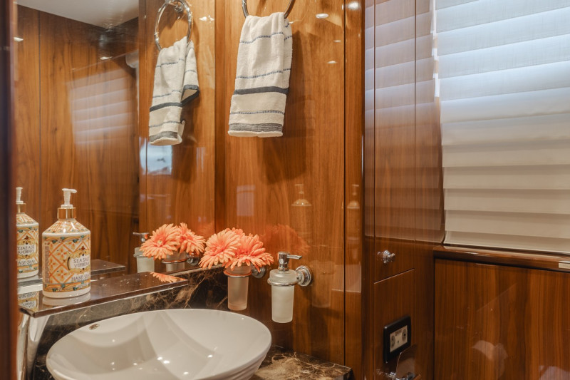 88 2011 88' 0" SUNSEEKER