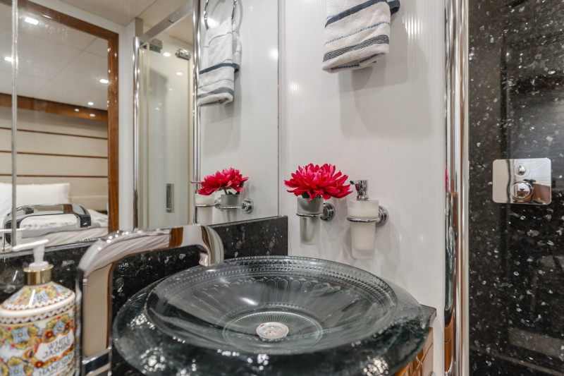 88 2011 88' 0" SUNSEEKER