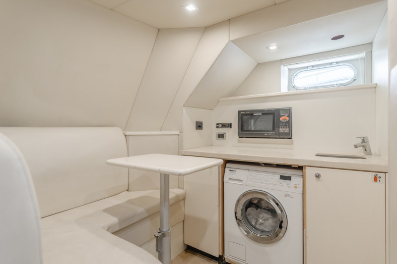 88 2011 88' 0" SUNSEEKER