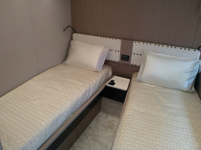 72 FLY 2022 74' 3" AZIMUT YACHTS