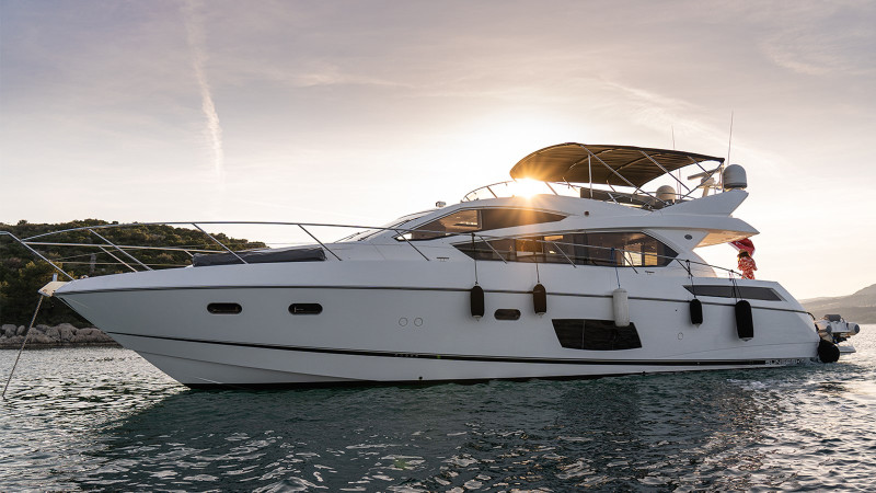 MANHATTAN 63 2011 68' 11" SUNSEEKER
