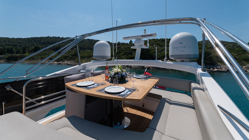 MANHATTAN 63 2011 68' 11" SUNSEEKER