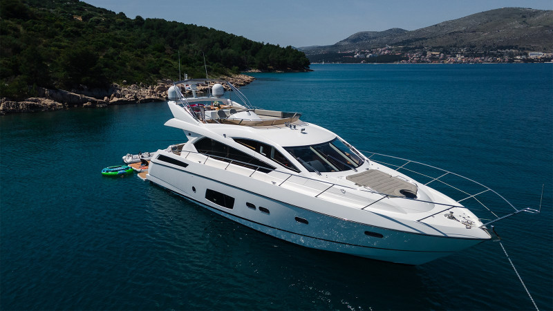 MANHATTAN 63 2011 68' 11" SUNSEEKER