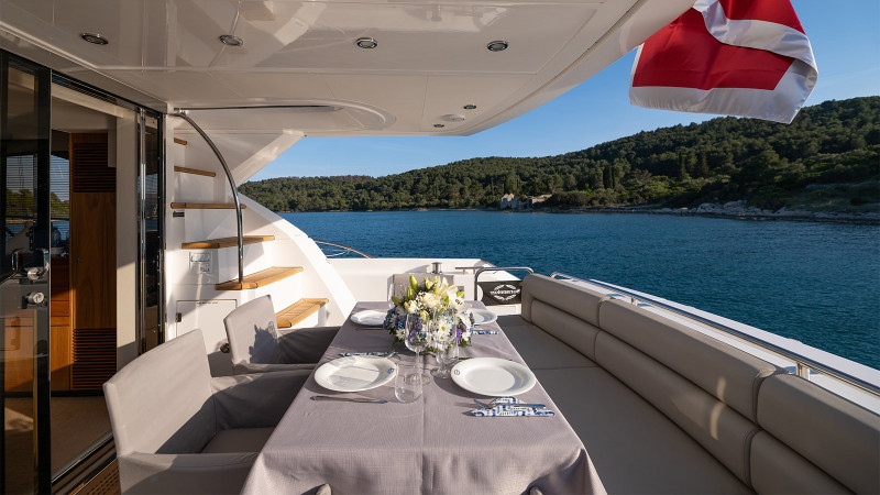 MANHATTAN 63 2011 68' 11" SUNSEEKER