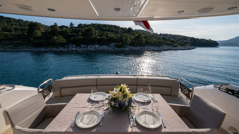 MANHATTAN 63 2011 68' 11" SUNSEEKER