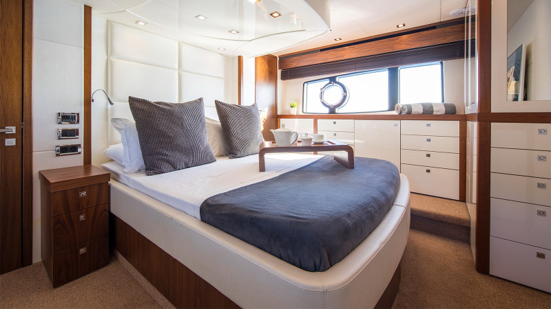 MANHATTAN 63 2011 68' 11" SUNSEEKER