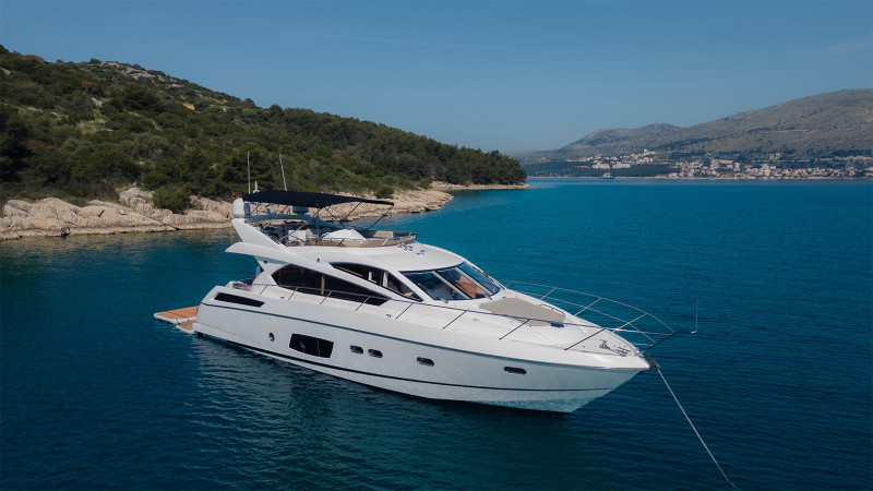 MANHATTAN 63 2011 68' 11" SUNSEEKER