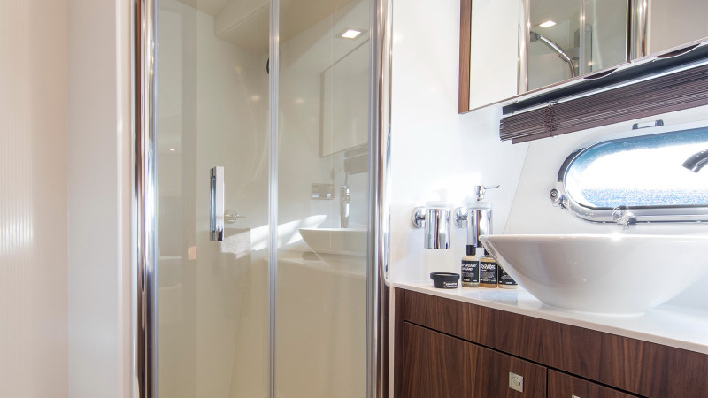 MANHATTAN 63 2011 68' 11" SUNSEEKER