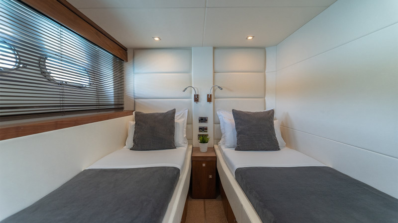 MANHATTAN 63 2011 68' 11" SUNSEEKER