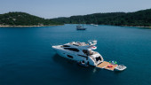 MANHATTAN 63 2011 68' 11" SUNSEEKER