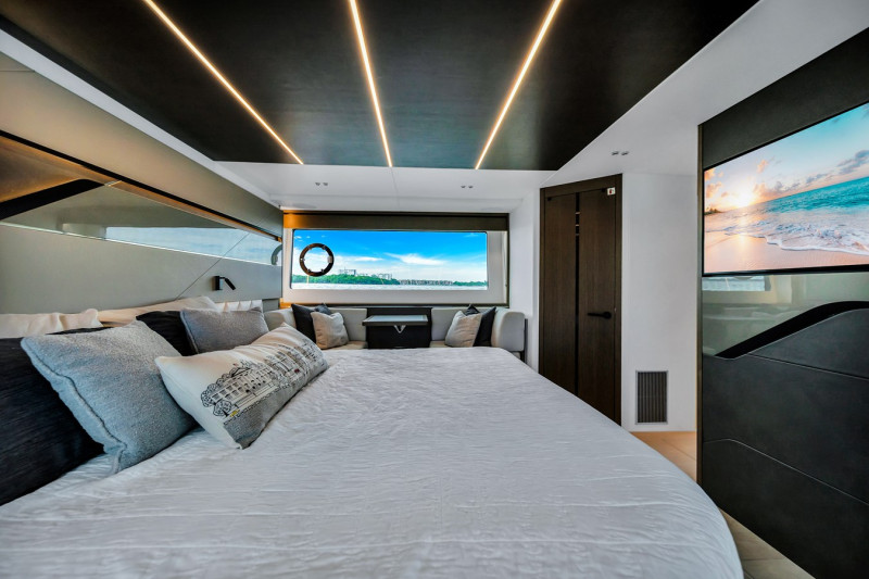 PREDATOR 74 2022 74' 10" SUNSEEKER