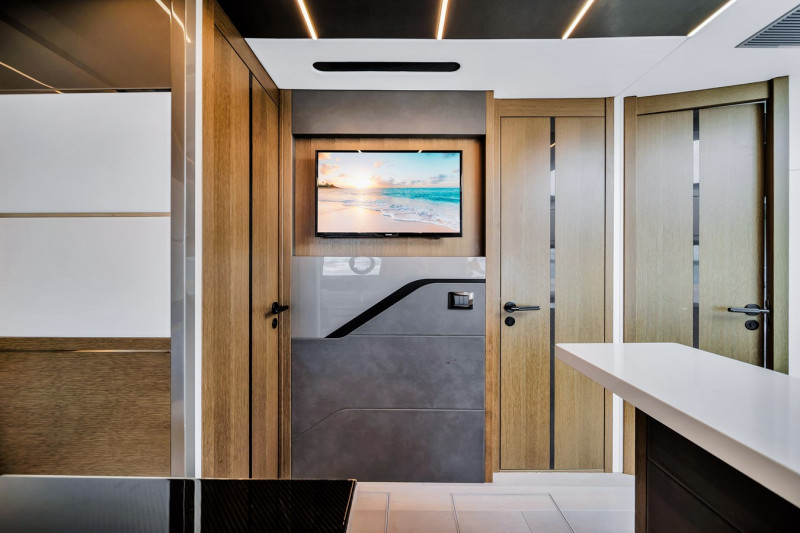 PREDATOR 74 2022 74' 10" SUNSEEKER