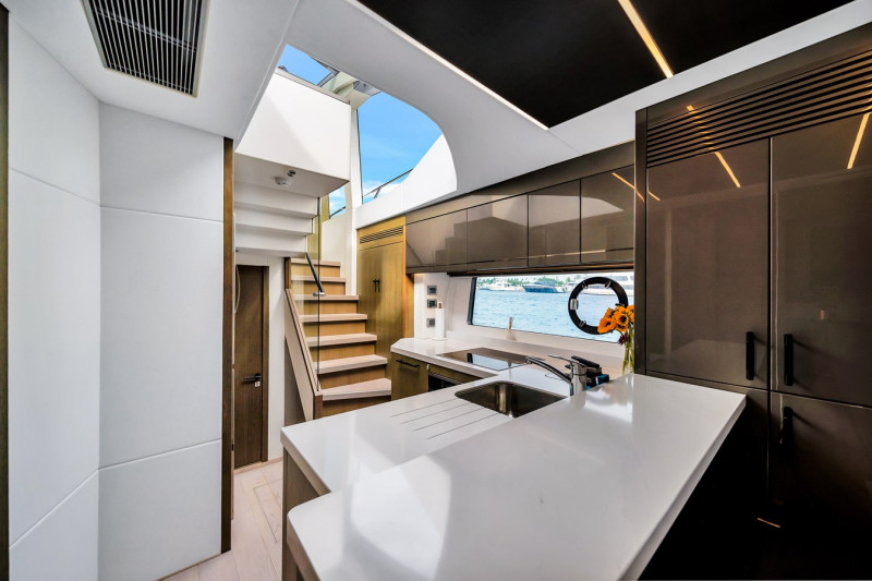 PREDATOR 74 2022 74' 10" SUNSEEKER