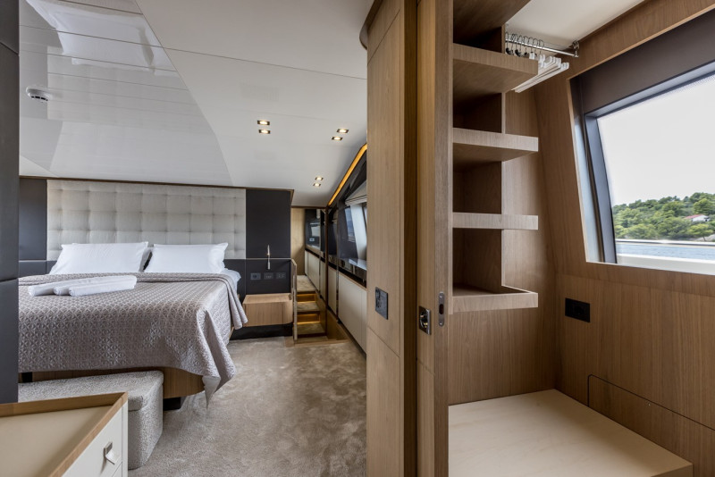 2017 95' 10" FERRETTI YACHTS