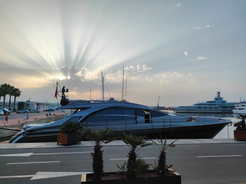 PERSHING 8 X 2022 83' 0" PERSHING