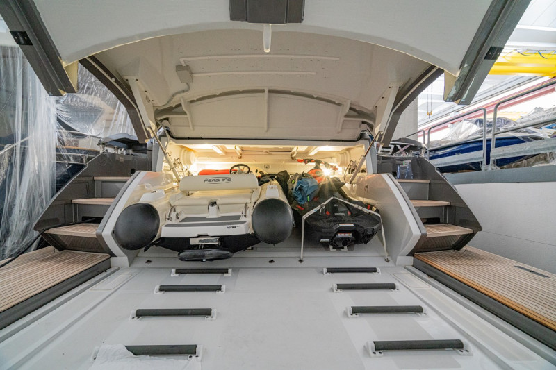 PERSHING 8 X 2022 83' 0" PERSHING