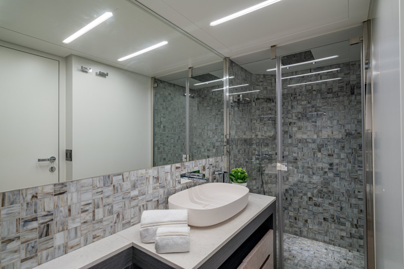 PERSHING 8 X 2022 83' 0" PERSHING