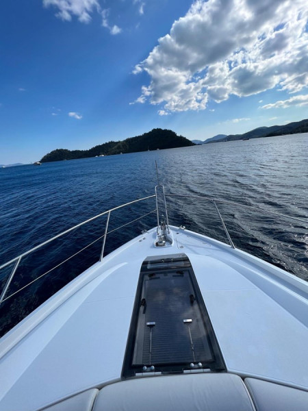 68 SPORT YACHT 2013 71' 2" SUNSEEKER