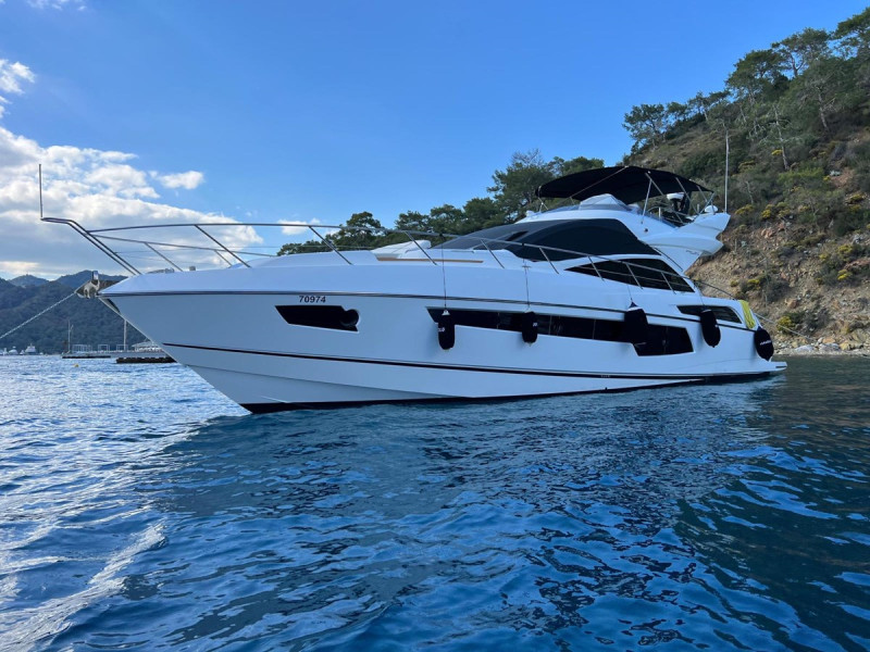 68 SPORT YACHT 2013 71' 2" SUNSEEKER