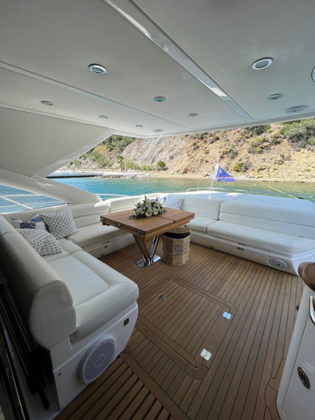 68 SPORT YACHT 2013 71' 2" SUNSEEKER
