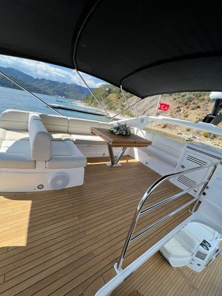 68 SPORT YACHT 2013 71' 2" SUNSEEKER
