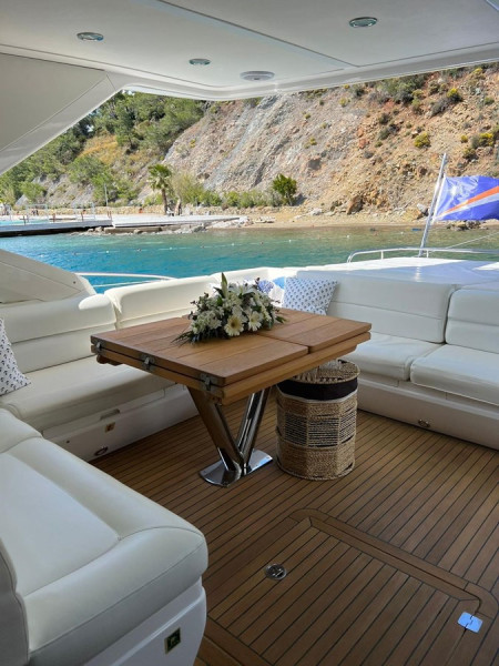 68 SPORT YACHT 2013 71' 2" SUNSEEKER