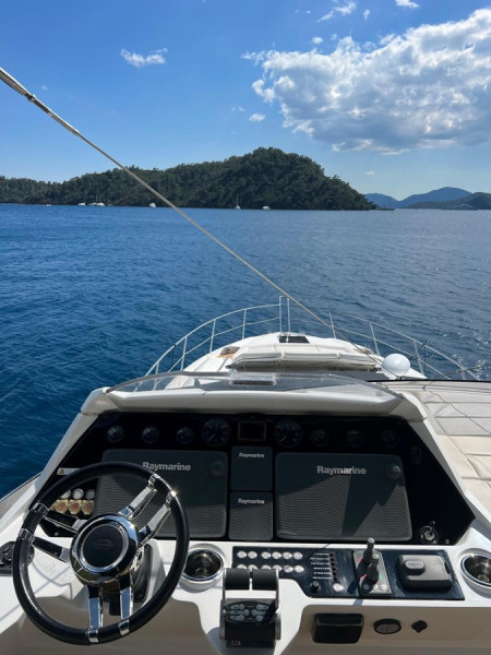 68 SPORT YACHT 2013 71' 2" SUNSEEKER