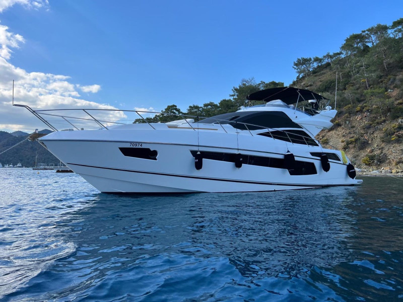 68 SPORT YACHT 2013 71' 2" SUNSEEKER