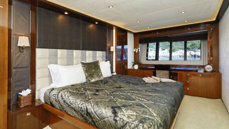 V85 2011 85' 0" PRINCESS YACHTS