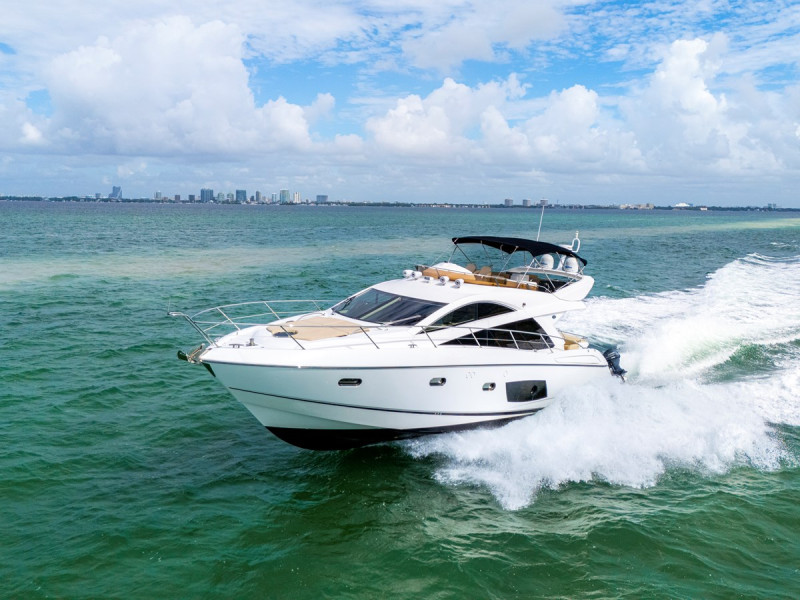 MANHATTAN 53 2013 60' 2" SUNSEEKER
