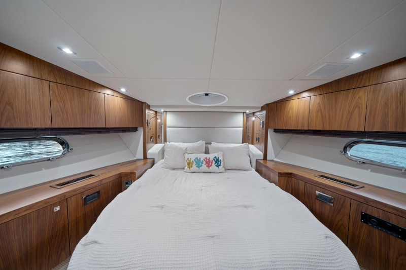 MANHATTAN 53 2013 60' 2" SUNSEEKER