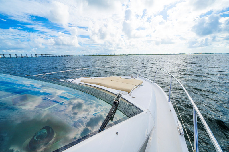 MANHATTAN 53 2013 60' 2" SUNSEEKER