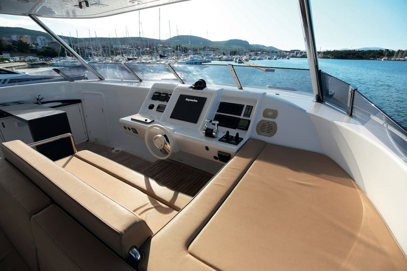 70 POWER  2013 70' 2" SUNREEF YACHTS