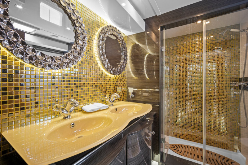 70 POWER  2013 70' 2" SUNREEF YACHTS