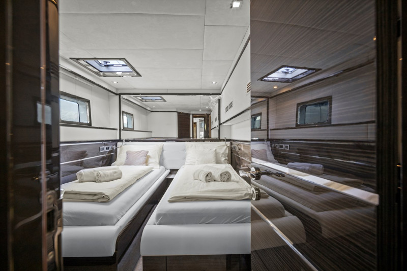 70 POWER  2013 70' 2" SUNREEF YACHTS