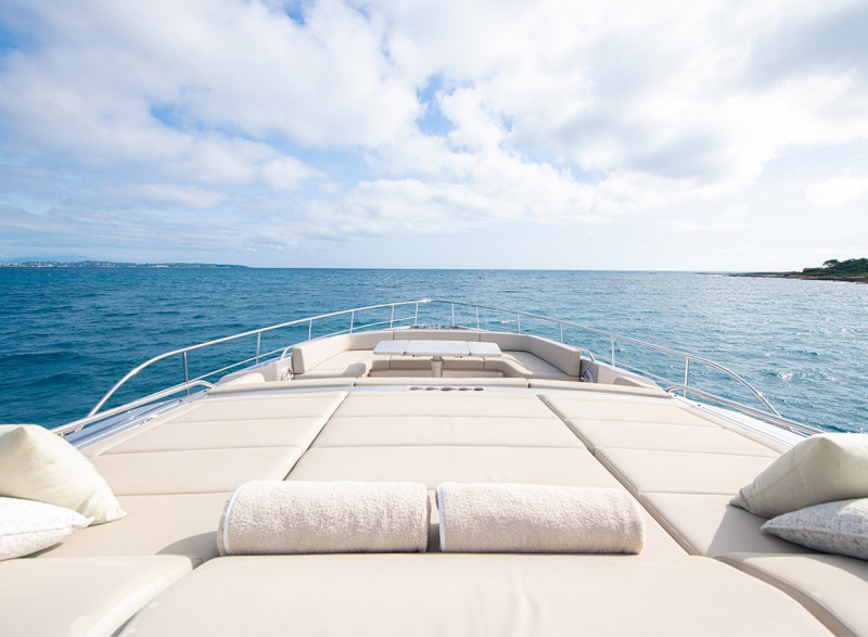 9X 2021 92' 2" PERSHING