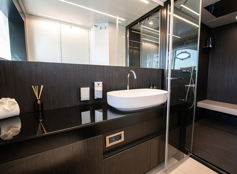 9X 2021 92' 2" PERSHING