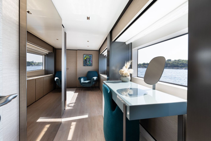 NAVETTA 33 2022 108' 3" CUSTOM LINE