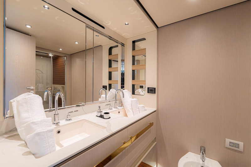 78 FLYBRIDGE 2021 77' 7" AZIMUT YACHTS