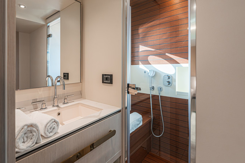 78 FLYBRIDGE 2021 77' 7" AZIMUT YACHTS